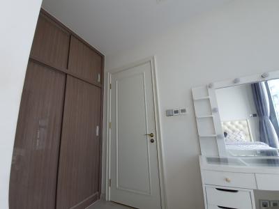 Phòng ngủ Vinhomes Golden River Quận 1 Căn hộ Vinhomes Golden River tầng cao, ban công hướng Đông Bắc.