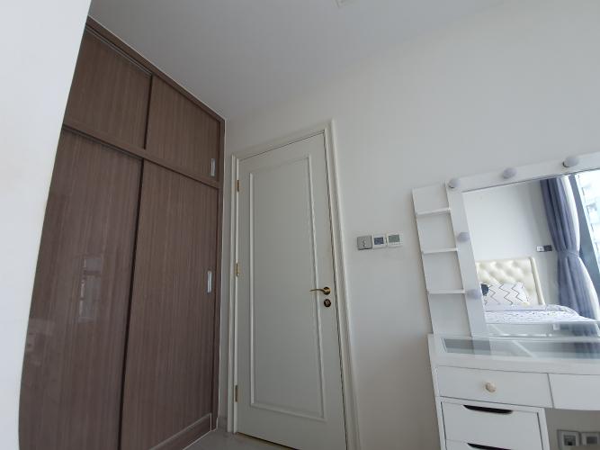 Phòng ngủ Vinhomes Golden River Quận 1 Căn hộ Vinhomes Golden River tầng cao, ban công hướng Đông Bắc.