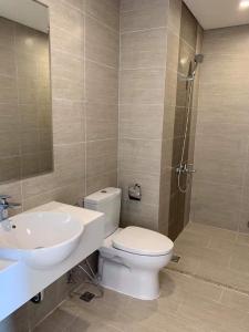 Nhà wc căn hộ Vinhomes Grand Park, Quận 9 Căn hộ Vinhomes Grand Park tầng 19 view nội khu, chưa có nội thất.