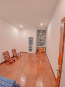 Bên trong nhà phố Phan Huy Ích, Gò Vấp Nhà phố hướng Tây Bắc, có dãy 12 phòng trọ, hẻm xe hơi. 