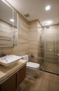 Phòng tắm Vinhomes Golden River, Quận 1 Officetel Vinhomes Golden River tầng 10 diện tích 77.6m2, không nội thất.