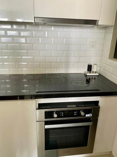 phòng bếp căn hộ riviera point Căn hộ Riviera Point đón view sông, tầng trung thoáng mát.