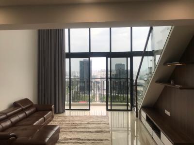 Phòng khách căn hộ Riviera Point Căn hộ Duplex Riviera Point tầng 20 bàn giao nội thất cơ bản, view thành phố.