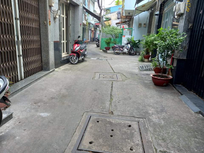 Đường trước nhà phố Quận 11 Nhà cấp 4 đường Lê Đại Thành, diện tích 44.4m2 không có nội thất.