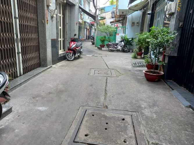 Đường trước nhà phố Quận 11 Nhà cấp 4 đường Lê Đại Thành, diện tích 44.4m2 không có nội thất.