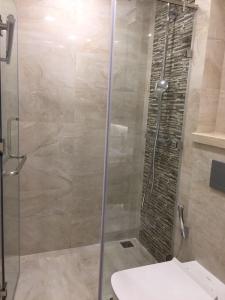 Phòng tắm Office- tel Vinhomes Golden River, diện tích 45m2, thiết kế hiện đại, nội thất cơ bản.