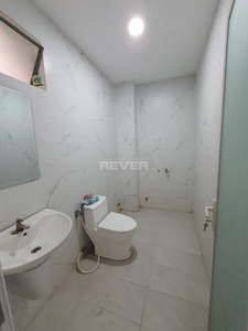 Nhà phố Quận Tân Bình Nhà phố thiết kế 1 trệt, 2 lầu và sân thượng, có sổ hồng riêng.