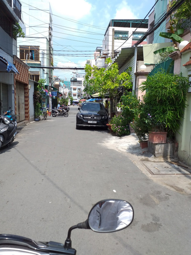 Đường trước nhà phố Quận Gò Vấp Nhà phố cửa hướng Tây Bắc thoáng mát, cách chợ Phạm Văn Bạch 1km.