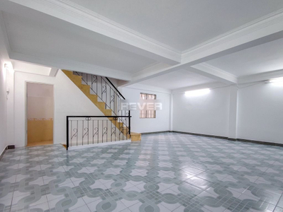 Nhà phố Quận 4 Nhà phố thiết kế 1 trệt, 1 lửng, 1 lầu và sân thượng, không có nội thất.