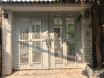 Nhà phố hẻm xe hơi, sân trước rộng rãi, diện tích 200m2.