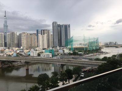 View ban công Vinhomes Golden River, Quận 1 Căn hộ Vinhomes Golden River view sông và thành phố thơ mộng.