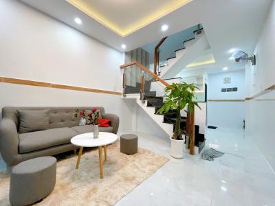 Phòng khách nhà phố Quận Gò Vấp Nhà phố hướng Tây Bắc hẻm xe hơi, cách chợ Hạnh Thông Tây 1km.