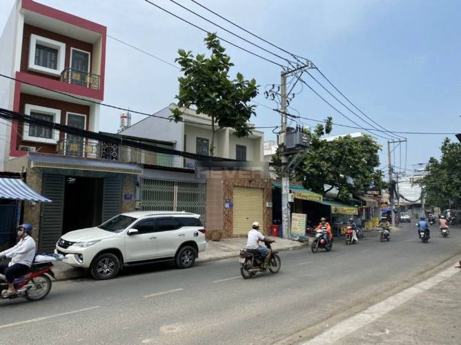 Đường trước nhà phố Quận Bình Tân Nhà phố mặt tiền đường Trương Phước Phan, diện tích 84m2 nội thất cơ bản.