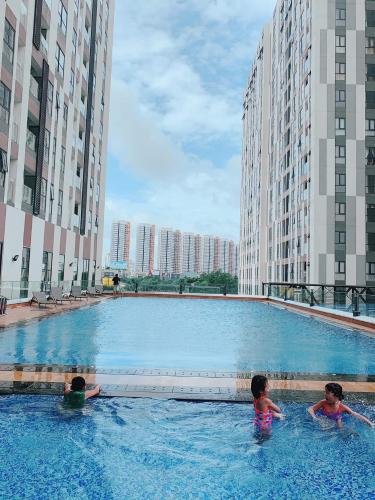 Hồ bơi Cetana Thủ Thiêm, Quận 2 Căn hộ Centana Thủ Thiêm tầng trung, view sông mát mẻ.