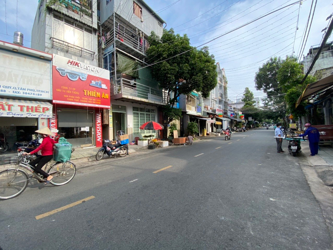 Đường trước nhà phố Quận Tân Phú Nhà phố mặt tiền đường Lê Sắt, cách UBND phường Tân Quý chỉ 150m.
