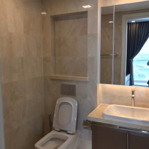 toilet Căn hộ Vinhomes Golden River hướng Đông Bắc, diện tích 118.8m²