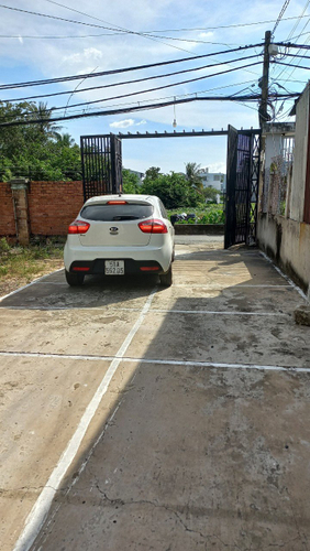 Đường trước nhà phố Quận Thủ Đức Nhà phố thiết kế 1 trệt, 2 lầu diện tích 56m2, cửa hướng Đông Nam thoáng mát.