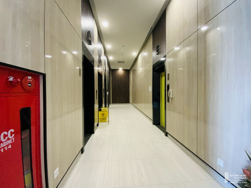 lối đi căn hộ Lavida Plus Officetel Lavida Plus tầng 13 thiết kế hiện đại, tiện ích đầy đủ.