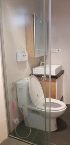 Phòng tắm căn hộ Happy City, Huyện Bình Chánh Căn hộ Happy City tầng thấp nội thất cơ bản, tiện ích đầy đủ.