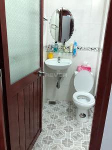 Phòng tắm nhà phố Phạm Thế Hiển, quận 8 Nhà phố hẻm hướng Tây, sổ hồng riêng bàn giao kèm nội thất cơ bản.