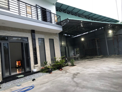 Nhà xưởng kho bãi Huyện Bình Chánh Nhà xưởng kho bãi diện tích 400m2, có văn phòng và bãi xe, khu vực an ninh.