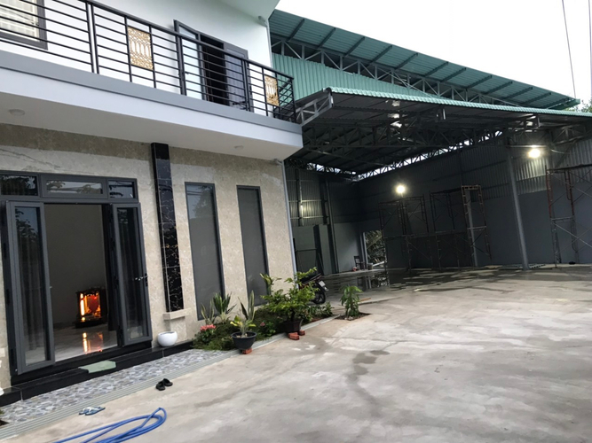 Nhà xưởng kho bãi Huyện Bình Chánh Nhà xưởng kho bãi diện tích 400m2, có văn phòng và bãi xe, khu vực an ninh.