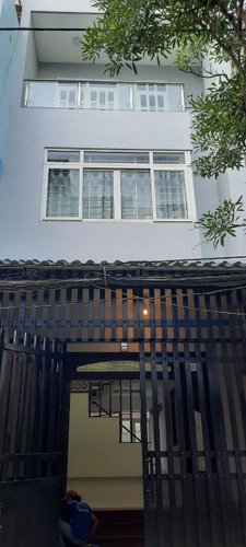 Mặt tiền nhà phố Huyện Nhà Bè Nhà phố diện tích 100m2 có sân trước và sau thoáng mát, không nội thất.