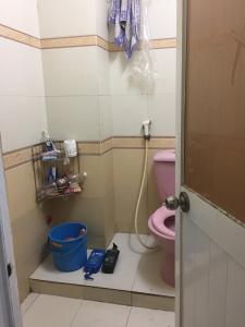 toilet nhà phố quận 3 Nhà hẻm Lý Chính Thắng, Quận 3 có ban công và cửa hướng Đông Nam.