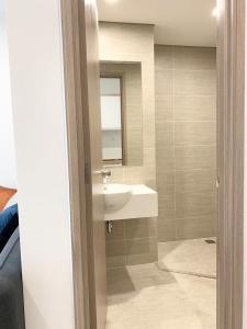 Toilet Vinhomes Grand Park Quận 9 Căn hộ Vinhomes Grand Park không có nội thất diện tích 69.3m²