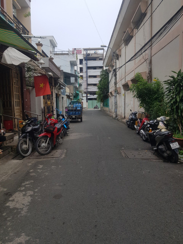 Đường trước nhà phố Quận 8 Nhà cấp 4 gần cầu Nguyễn Tri Phương, hiện đang làm nhà kho diện tích 43m2.