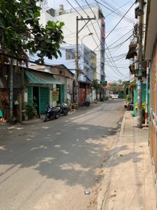 Đường trước nhà phố Quận Tân Phú Nhà phố cửa hướng Nam ngay mặt tiền đường Tô Hiệu, có sổ hồng riêng.