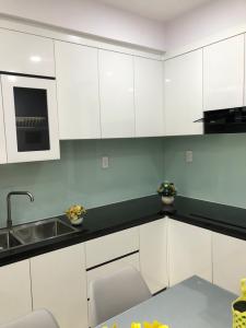 bếp  Cho thuê căn hộ Saigon South Residence 3PN, tầng thấp, DT 100m2, đầy đủ nội thất