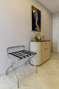 Lobby căn hộ Vinhomes Golden River Cho thuê officetel Vinhomes Golden River 2PN, diện tích 68m2, đầy đủ nội thất, view sông Sài Gòn