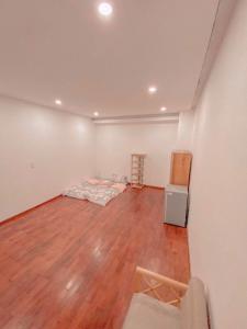 Bên trong nhà phố Phan Huy Ích, Gò Vấp Nhà phố hướng Tây Bắc, có dãy 12 phòng trọ, hẻm xe hơi. 