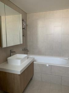 phòng vệ sinh căn hộ riviera point Căn hộ Riviera Point tầng cao, bàn giao đầy đủ nội thất.