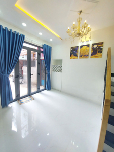 Nhà phố Quận Bình Thạnh Nhà phố thiết kế 1 trệt, 1 lầu đúc kỹ lưỡng, khu nhà lâu cao tầng xung quanh.