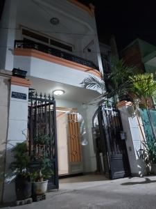 Nhà phố hướng Tây Bắc diện tích 4mx16m, hẻm xe hơi.