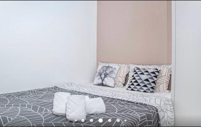 Phòng ngủ Vinhomes Golden River, Quận 1 Căn hộ Vinhomes Golden River tầng 10, đầy đủ nội thất.