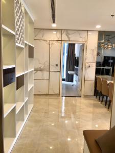 phòng khách Căn hộ Vinhomes Golden River hướng Đông Bắc, diện tích 118.8m²