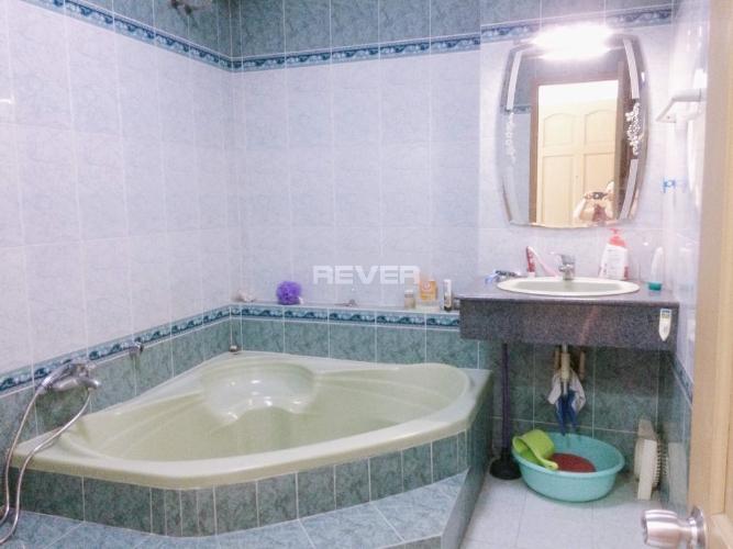 Phòng tắm  nhà phố quận Bình Thạnh Nhà hẻm Q Bình Thạnh có 2 mặt đường, có chỗ đậu xe, nội thất đầy đủ.