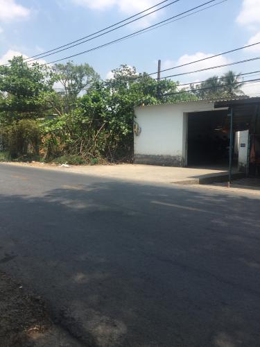 Đường trước nhà xưởng kho bãi Huyện Bình Chánh Nhà xưởng kho bãi diện tích 323.1m2, mặt tiền đường rộng rãi thông thoáng.