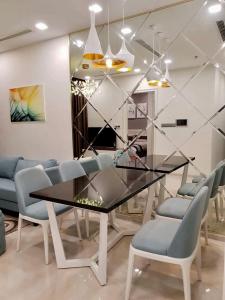 Không gian căn hộ Vinhomes Golden River, Quận 1 Căn hộ Vinhomes Golden River đầy đủ nội thất, tầng cao view thoáng mát.