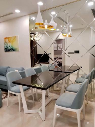 Không gian căn hộ Vinhomes Golden River, Quận 1 Căn hộ Vinhomes Golden River đầy đủ nội thất, tầng cao view thoáng mát.