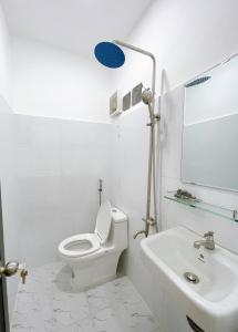 Phòng tắm nhà phố Quận Gò Vấp Nhà phố hướng Tây Bắc hẻm xe hơi, cách chợ Hạnh Thông Tây 1km.