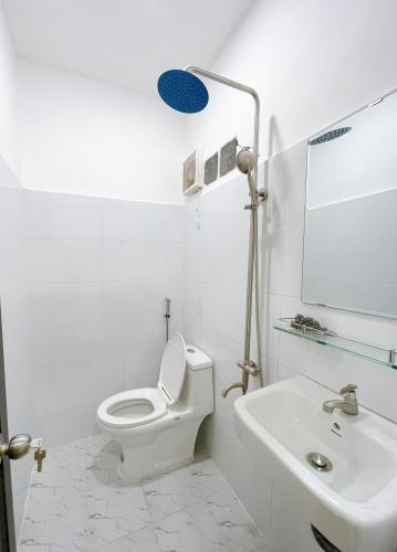 Phòng tắm nhà phố Quận Gò Vấp Nhà phố hướng Tây Bắc hẻm xe hơi, cách chợ Hạnh Thông Tây 1km.