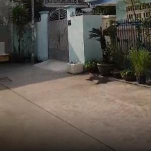 Đường hẻm nhà phố Quận 7 Nhà phố hướng Đông Nam đường Gò Ô Môi 3 tầng, nội thất cơ bản.