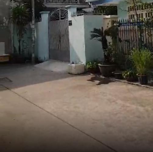 Đường hẻm nhà phố Quận 7 Nhà phố hướng Đông Nam đường Gò Ô Môi 3 tầng, nội thất cơ bản.