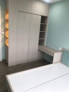 Phòng ngủ căn hộ Riviera Point Căn hộ Riviera Point phòng ngủ lót sàn gỗ, view thành phố sầm uất.