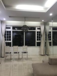 Phòng khách căn hộ Saigon Pearl, Bình Thạnh Căn hộ Saigon Pearl tầng 9 hướng Tây, view thành phố thoáng mát.