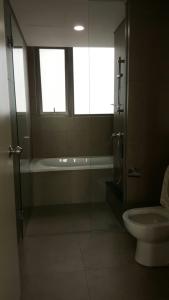 Phòng vệ sinh căn hộ Riviera Point Căn hộ tầng cao Riviera Point nội thất đầy đủ, view thành phố sầm uất.